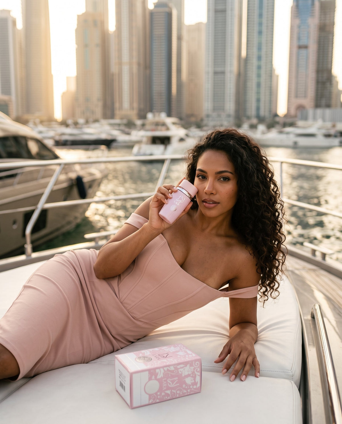 Lara Pink în mâna unei femei elegante, în Dubai