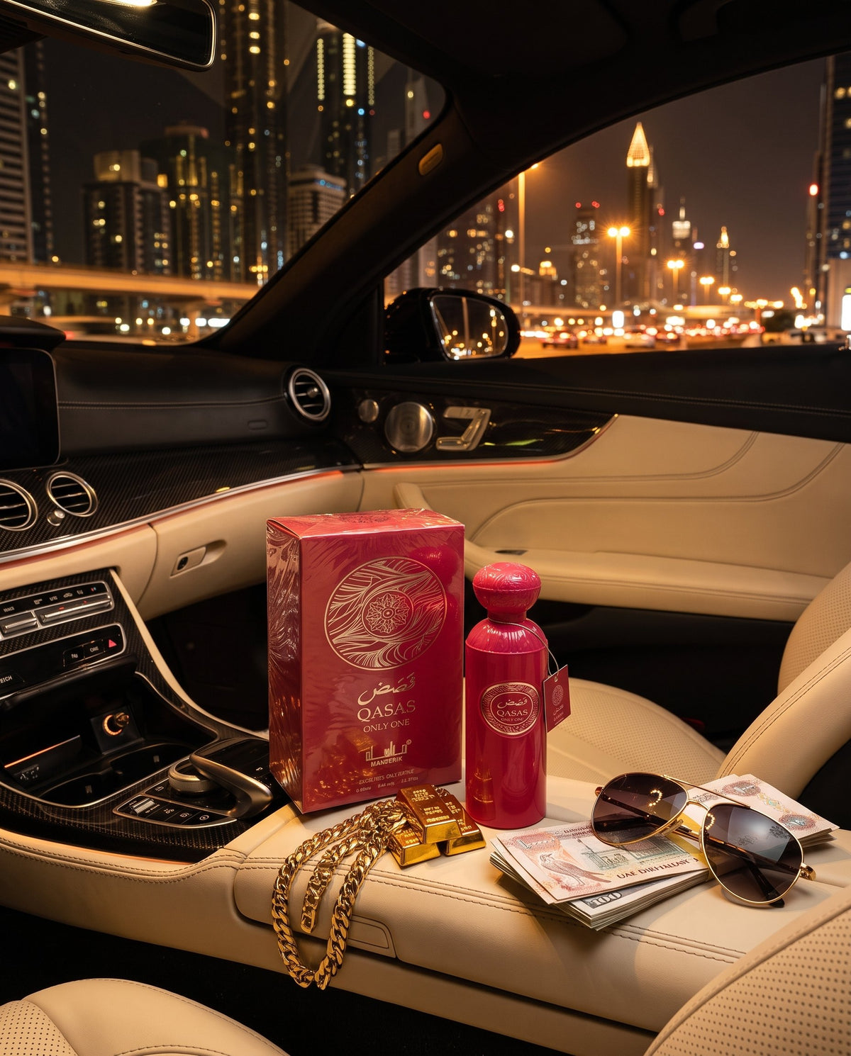 Qasas Only One lângă lingouri și lanț de aur