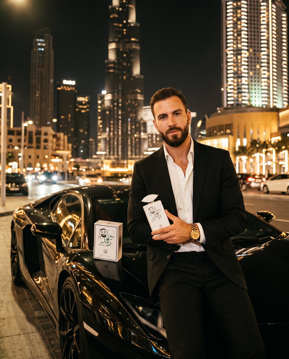 Shaikh Zayed Musk în mâna unui model, în Dubai
