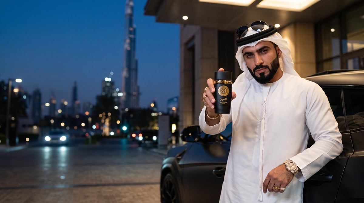 Șeic în kandura albă lângă un Lamborghini negru în Dubai, cu parfumul Aswad Noir