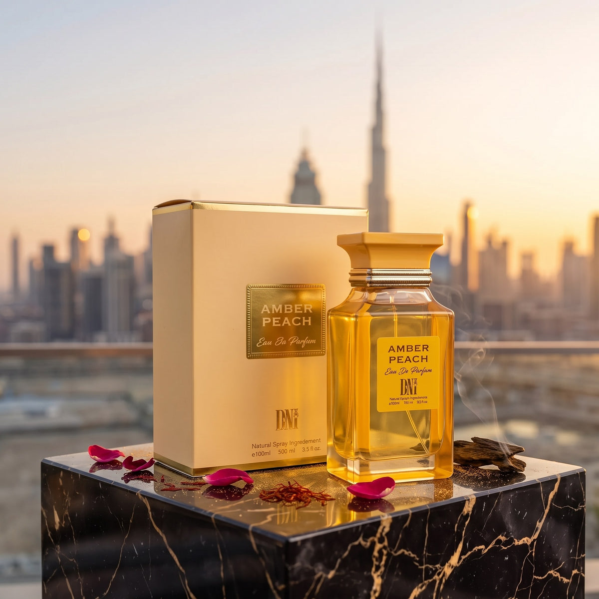 Amber Peach, pe marmură neagră, cu Dubaiul la apus în fundal